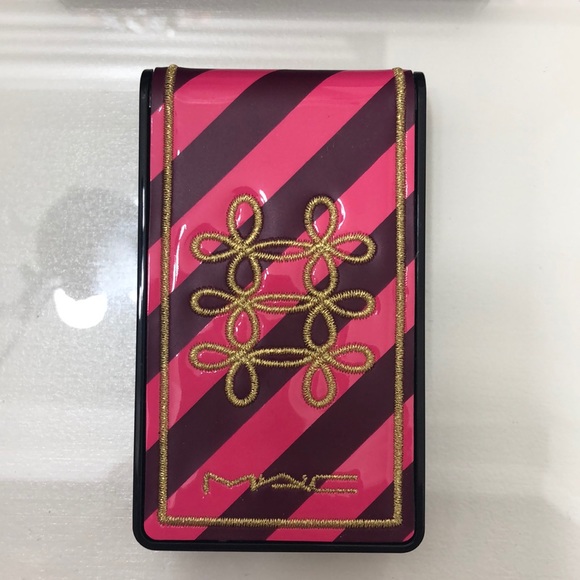 MAC Nutcracker Sweet Copper Face Compact - Picture 4 of 6